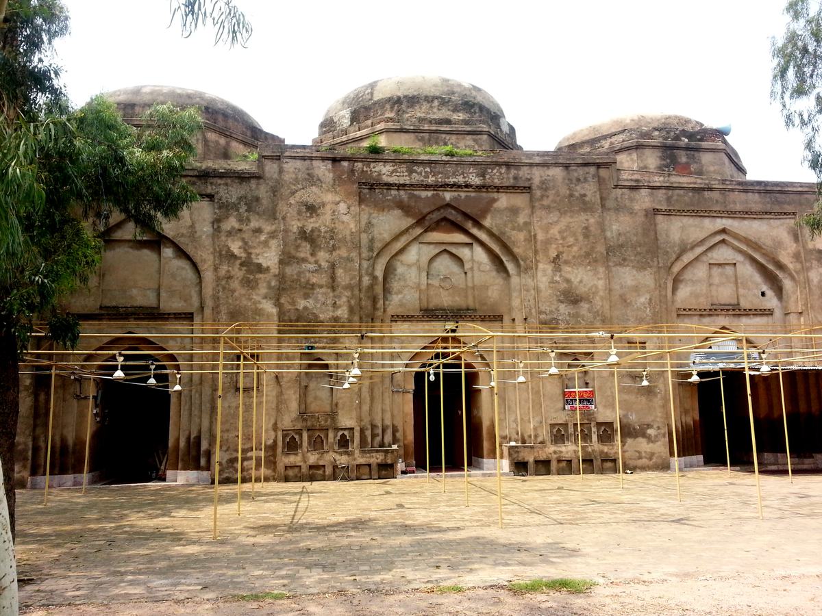 The three-domed mosque on the west wall of Rawat Fort