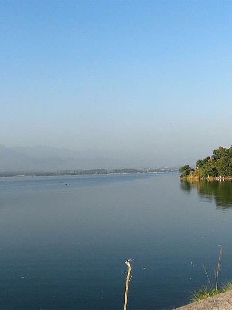 Rawal Lake near Rawalpindi and Islamabad, a popular day trip spot 14 km from LEORK Hotels.