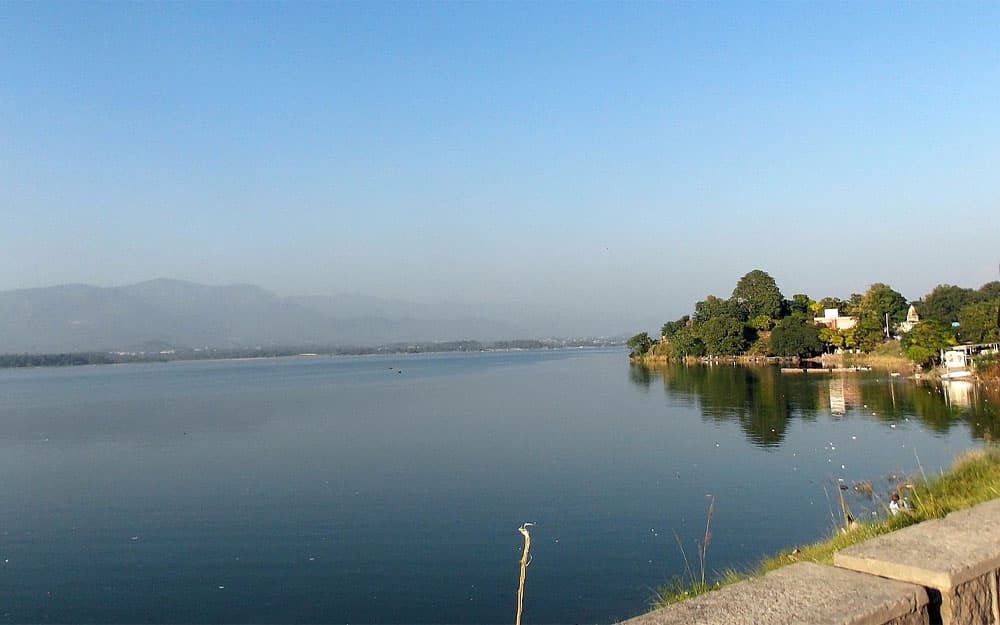 Rawal Lake near Rawalpindi and Islamabad, a popular day trip spot 14 km from LEORK Hotels.
